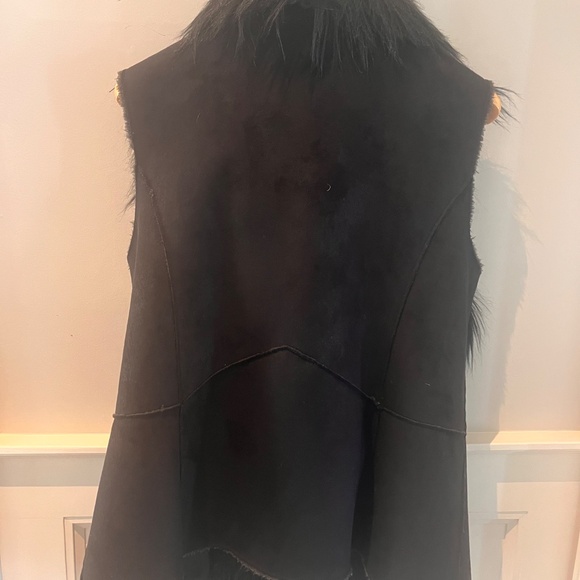 Shawl Collar Faux Fur Vest - Picture 4 of 9